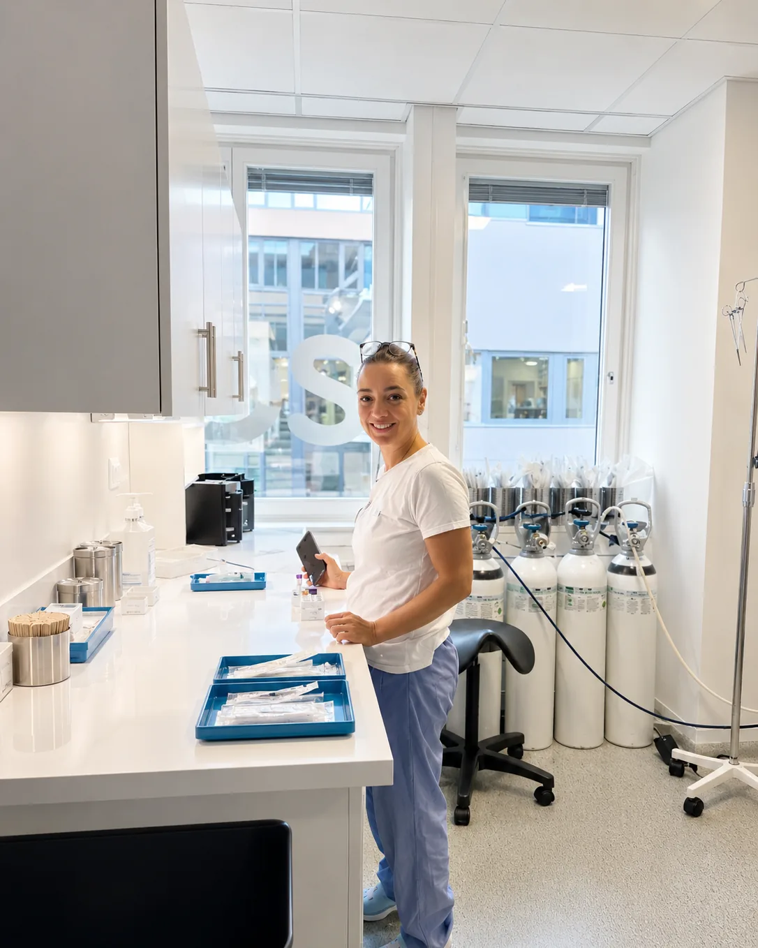 Anestesisjuksköterska förbereder utrustning vid instrumentbänken på en klinik